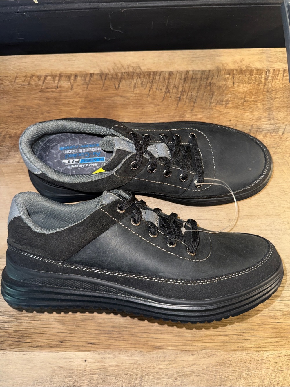 Size 8 Skechers Classic Fit Air Cooled Memory Foam Sneaker